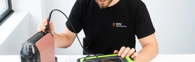 DGUV V3 Prüfung – Elektriker prüft elektrische Betriebsmittel mit Messgerät