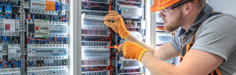 Elektriker führt fachgerechte Reparatur an einer Elektroanlage durch